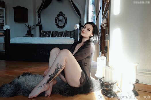 alissa_noir