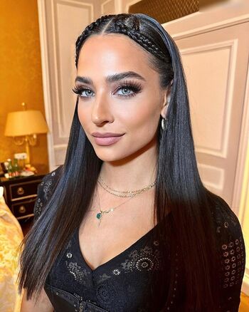 Amira Pocher