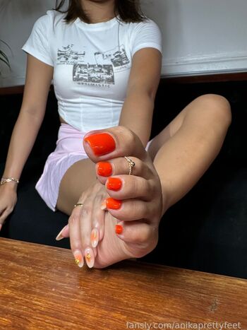 anikaprettyfeet_
