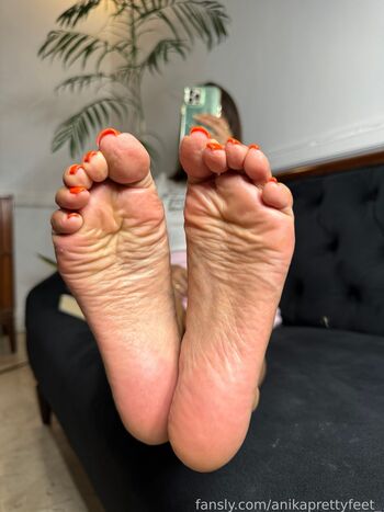 anikaprettyfeet_