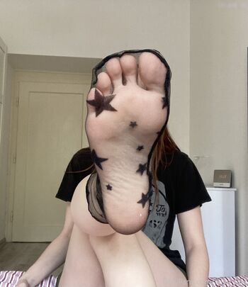 anye_feet