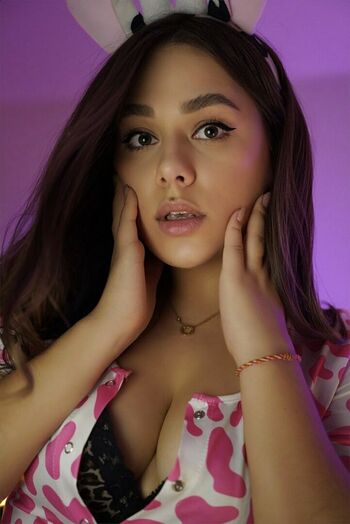 ASMR HoneyGirl