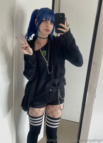 bluehairgothgrl