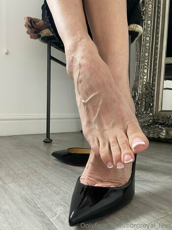 bornroyal_feet