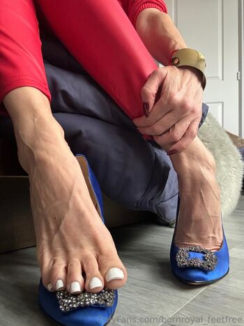 bornroyal_feetfree