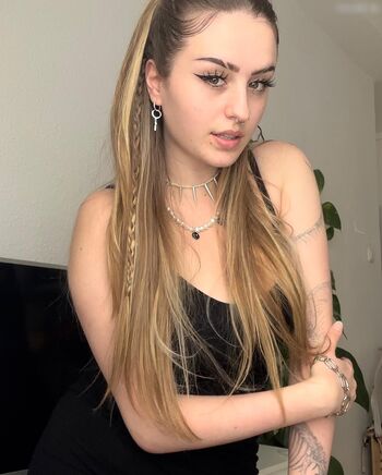 Brok3ndollz / emmo.ig