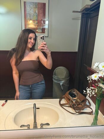 brunette_hotwife