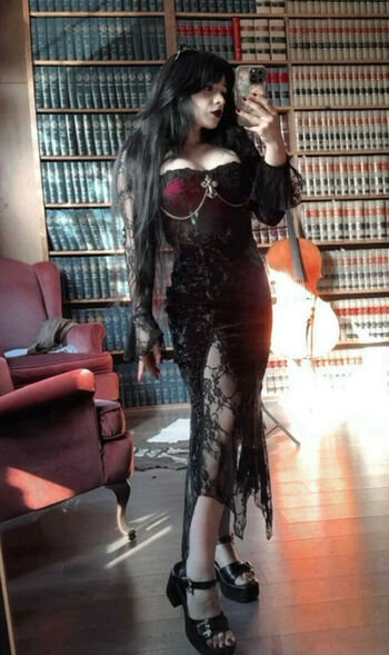 BuffGothMom
