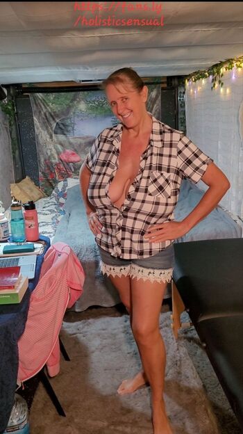 Busty Petra