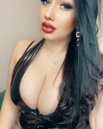 Busty Sexy Lora