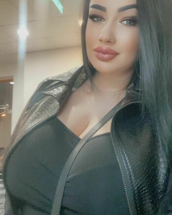 Busty Sexy Lora