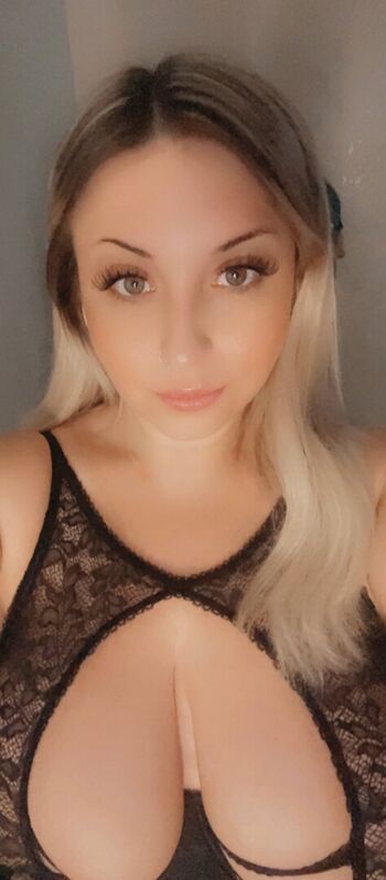 bustyblondegamer