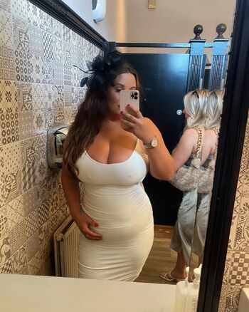 BustyBrunetteS