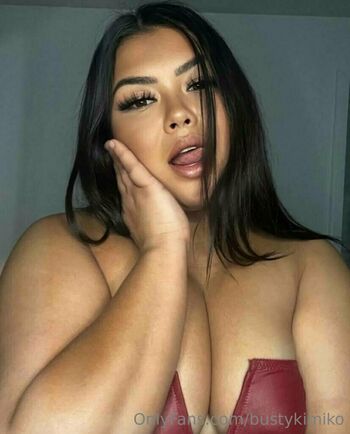 bustykimiko