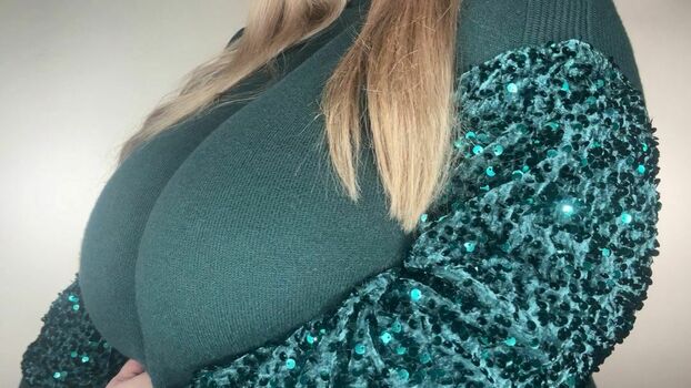 BustyQueen32M