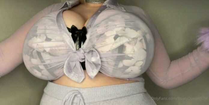 BustyQueen32M