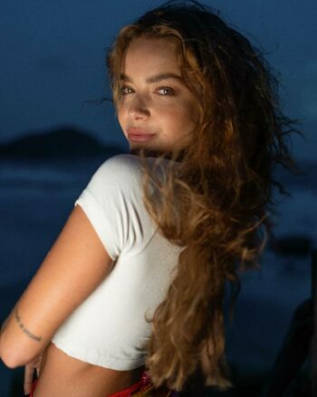 Camila Mayrink