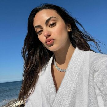 Camila Mendes