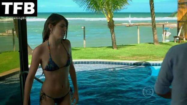 Camila Queiroz