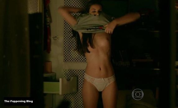 Camila Queiroz