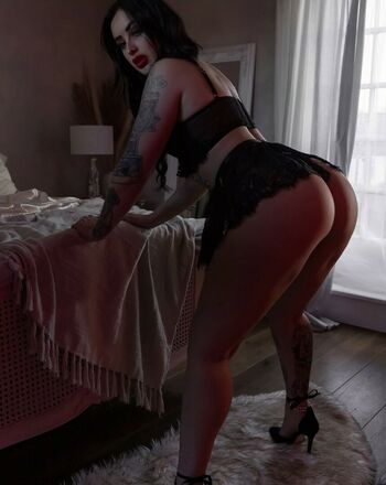 Chloeh_darkfemininity