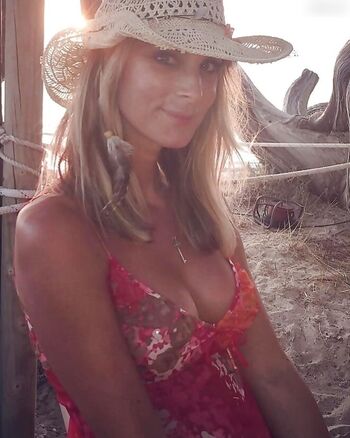 Claudelle Deckert