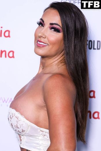 Courtney Tillia