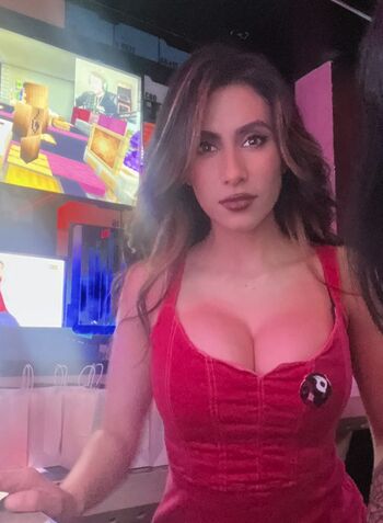 Cristina Vee Valenzuela