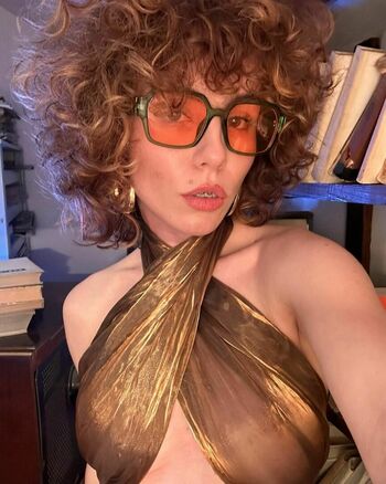 curlywiktoria