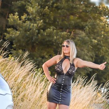 Curvy Model Lisa