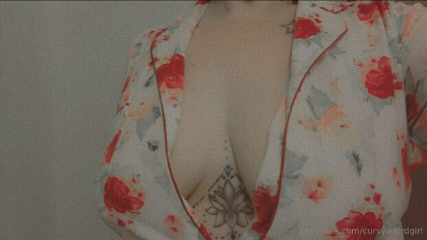 curvyweirdgirl