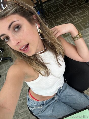 cutesmartnudegirl