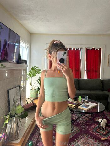 cutesmartnudegirl