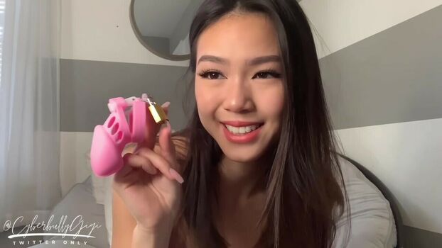 Cyberbully Gigi