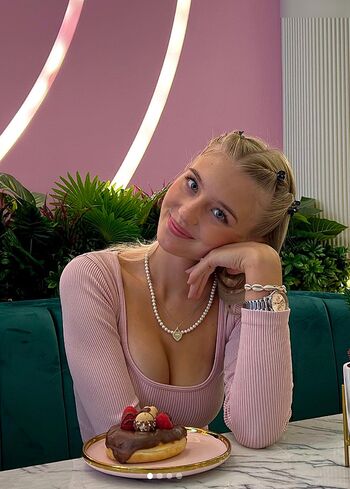 Elena Zoe