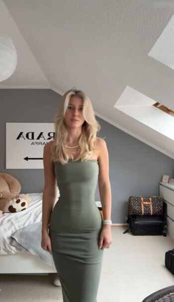 Elena Zoe