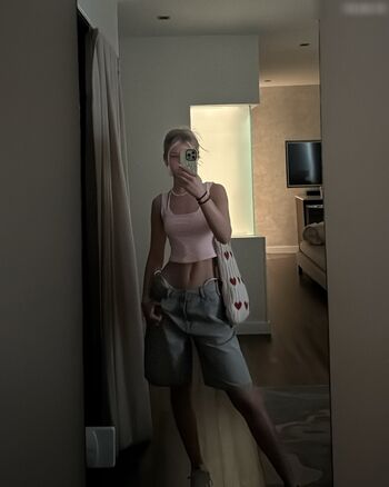 Elena Zoe