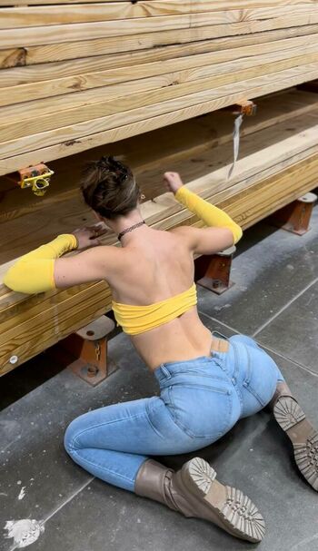 Ellie Handygirl