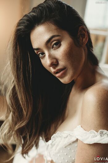 Eva Lovia