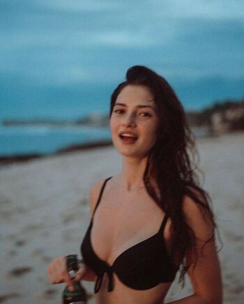 Eve Dumon