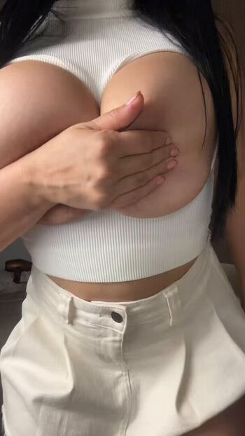 Exclusive_Laura