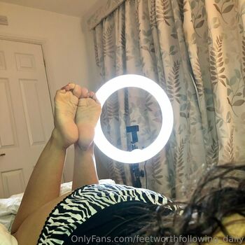 feetworthfollowing_daily