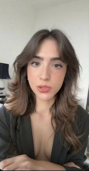 Gabriela Bee