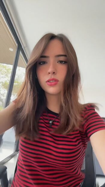 Gabriela Bee