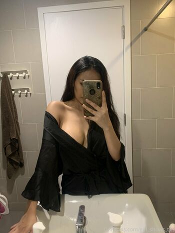 girl_shows_tits