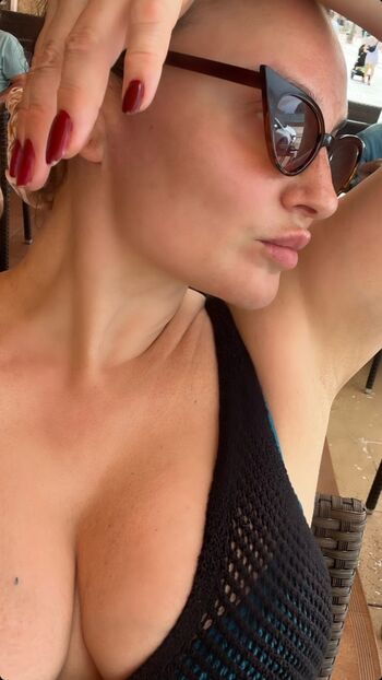 Gizzi Erskine