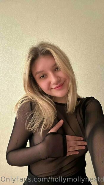 hollymollynextdoor