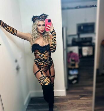 Izzi Dame