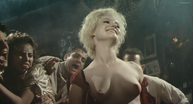 Jennifer Jason Leigh