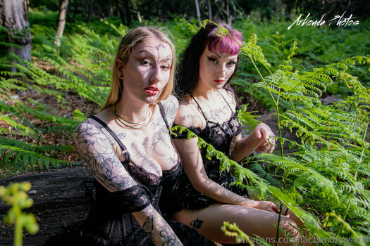 laceandleashes
